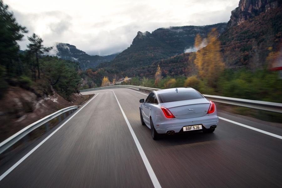  Jaguar XJR 2015 года  (фото 8 из 16)